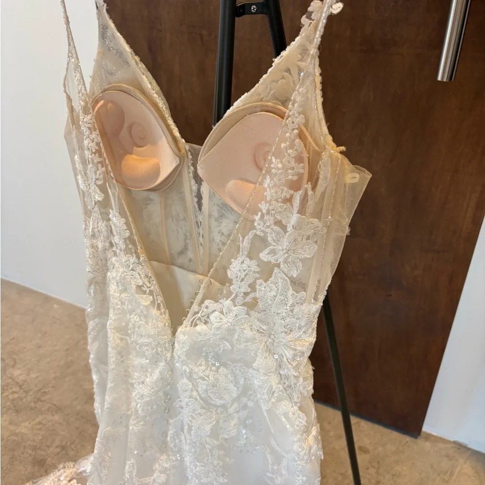Enzoani Paige Elegant Lace Wedding Dress - Picture 5 of 16